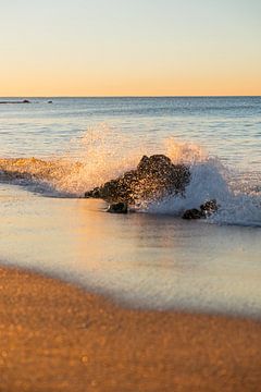 De kleuren van de zonsopkomst bij Zee - Algarve Portugal van Lydia