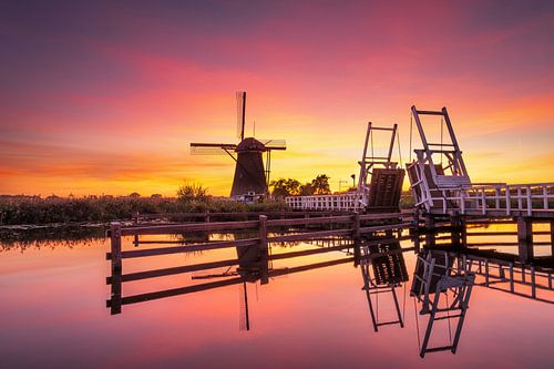 Zonsondergang bij molens in Kinderdijk