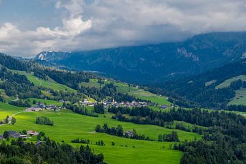 Schöne Erkundungstour durch das Alpenland Österreich. von Oliver Hlavaty