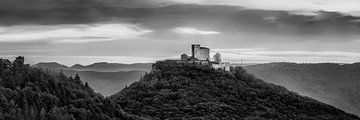 Burg Trifels im Pfälzer Wald zum Sonnenuntergang. Schwarzweiss Bild von Manfred Voss, Schwarz-weiss Fotografie