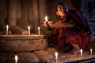 BAGHAN,MYANMAR, 12. DEZEMBER 2015 -Junger Mönch zündet Kerzen an der Statue von Budha an von Wout Kok Miniaturansicht