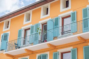 Frans balkon in geel en mint groen straat en reisfotografie van Christa Stroo fotografie