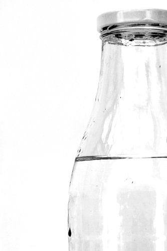 Picture of a detail of a bottle of water in black and white.