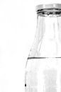 Abbildung eines Ausschnitts einer Wasserflasche in Schwarz-Weiß. von Therese Brals Miniaturansicht