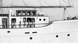 Seeleute auf einem weißen Schiff von Jan Keteleer