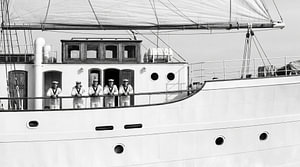 Seeleute auf einem weißen Schiff