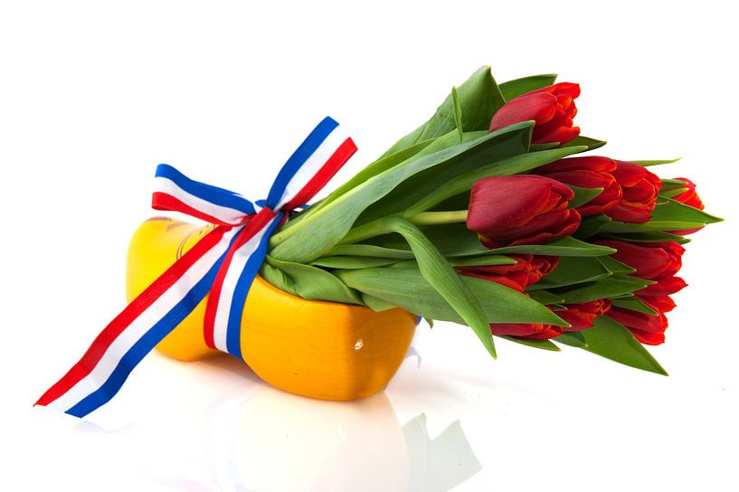 Chaussure hollandaise en bois avec tulipes par Ivonne Wierink