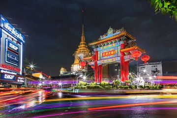 Chinatown Gate Bangkok mit farbigen Lichtstreifen von Jan van Dasler