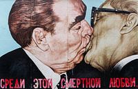 Brother's Kiss in de East Side Gallery in Berlijn van Jeroen Kleiberg thumbnail