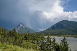 Onweer boven Mount Rundle, Canadese Rocky Mountains by Arjen Tjallema