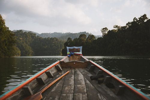 Exploration en bateau à moteur en bois : aventure sur le lac Cheow Lan