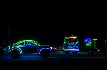 Burning Man  - Nacht - Playa - Artcar - Neon van Annemarie Winkelhagen