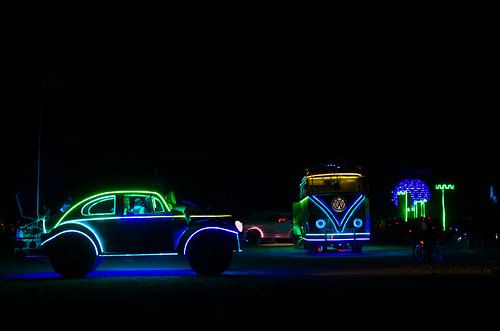 Burning Man  - Nacht - Playa - Artcar - Neon
