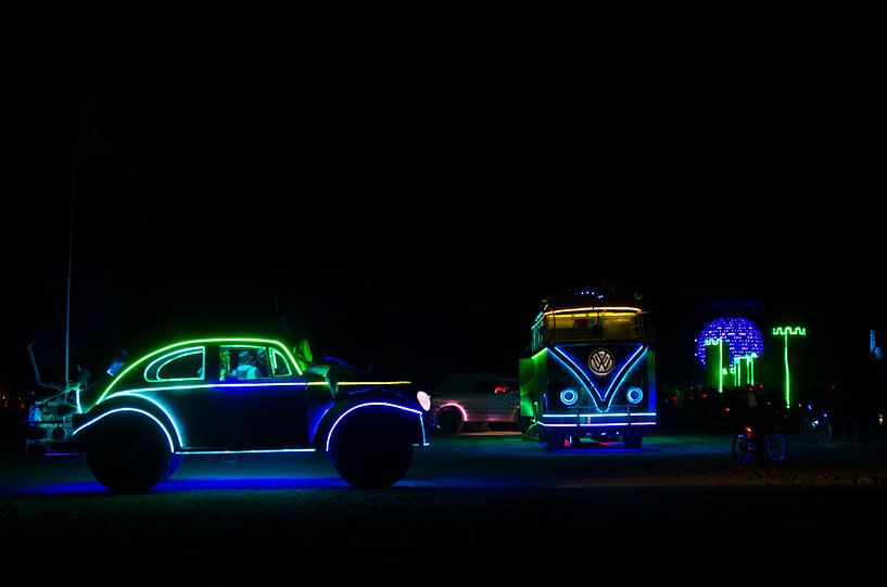 Burning Man  - Nacht - Playa - Artcar - Neon van Annemarie Winkelhagen