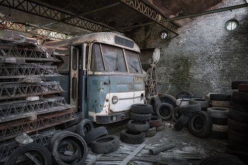 Een oude bus is vergeten en achter gelaten