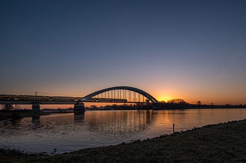 Spoorbrug bij zonsopkomst