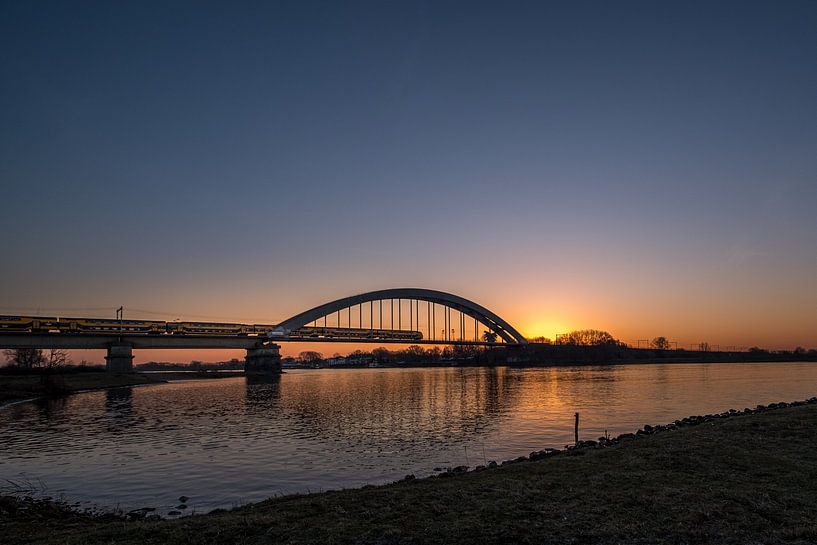 Spoorbrug bij zonsopkomst by Moetwil en van Dijk - Fotografie