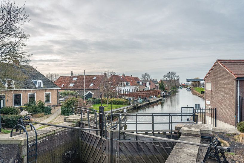 Dorpsgezicht met sluis in het Nederlandse dorp Strijensas van Ruud Morijn