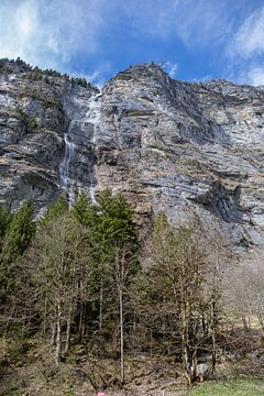 Mürrenbachwatervallen in de Lauterbrunnenvallei van t.ART