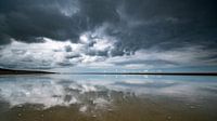 Stormachtige luchten met reflecties op het zand van Remco Piet thumbnail