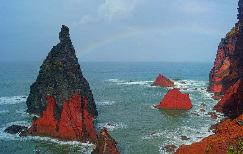 Regenboog bij Ponta de São Lourenço, Madeira van Michel van Kooten