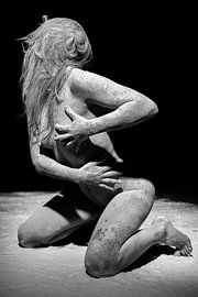 Naked woman under the fabric #0846