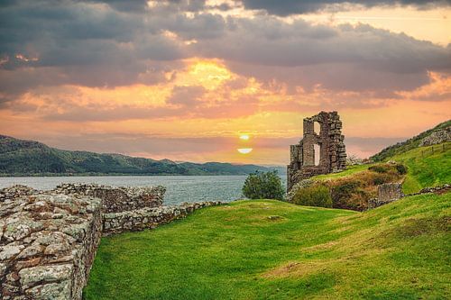 Urquhart kasteelruïnes aan het meer van Loch Ness in de Schotse Hooglanden.  Schotland deluxe!
