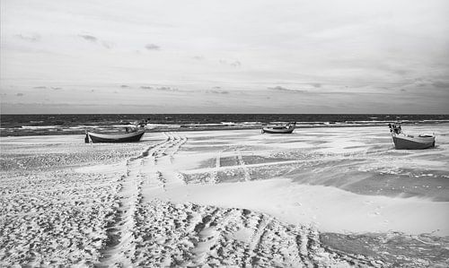 Maanlandschap op het strand - winterse sprookjes in Polen
