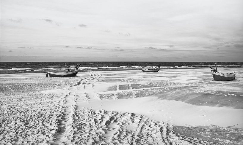 Mondlandschaft am Strand. Fischerboote Wintermärchen in Polen von Jakob Baranowski - Photography - Video - Photoshop