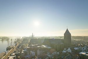 Kampen Stadtansicht am Fluss IJssel während eines kalten Wintersonnenaufgangs