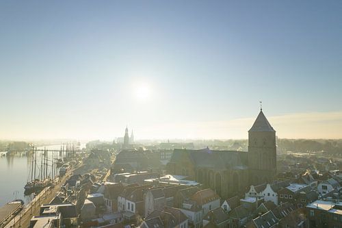 Stadsgezicht Kampen aan de IJssel tijdens een koude winterzon