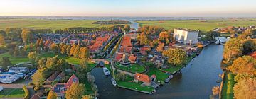 Luchtfoto panorama van historisch Sloten in Friesland van Eye on You