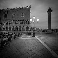 Italien im Quadrat schwarz und weiß, Venedig - Markusplatz II