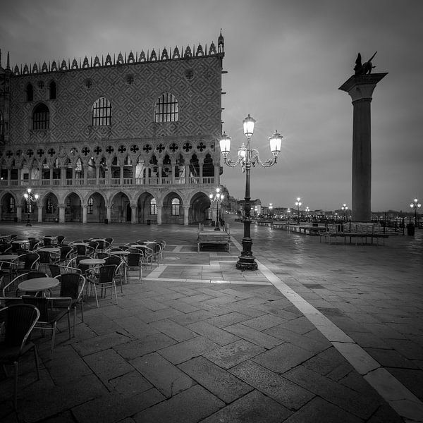 Italië in vierkant zwart wit, Venetië - San Marco plein II van Teun Ruijters