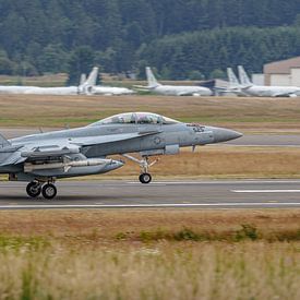 Take-off van U.S. Navy Boeing EA-18G Growler. van Jaap van den Berg