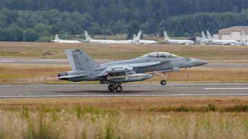 Take-off van U.S. Navy Boeing EA-18G Growler. van Jaap van den Berg
