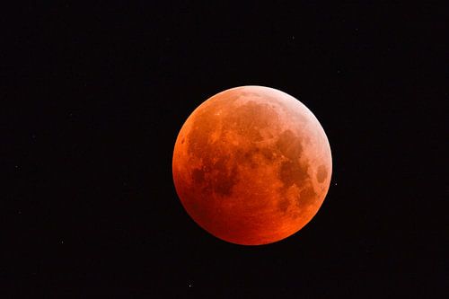 Vollmond, Blutmond, Supermond am Nachthimmel zusammen mit funkelnden Sternen über Europa, Deutschlan