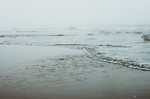 Die Brandung an einem nebligen Tag am Strand von Scheveningen