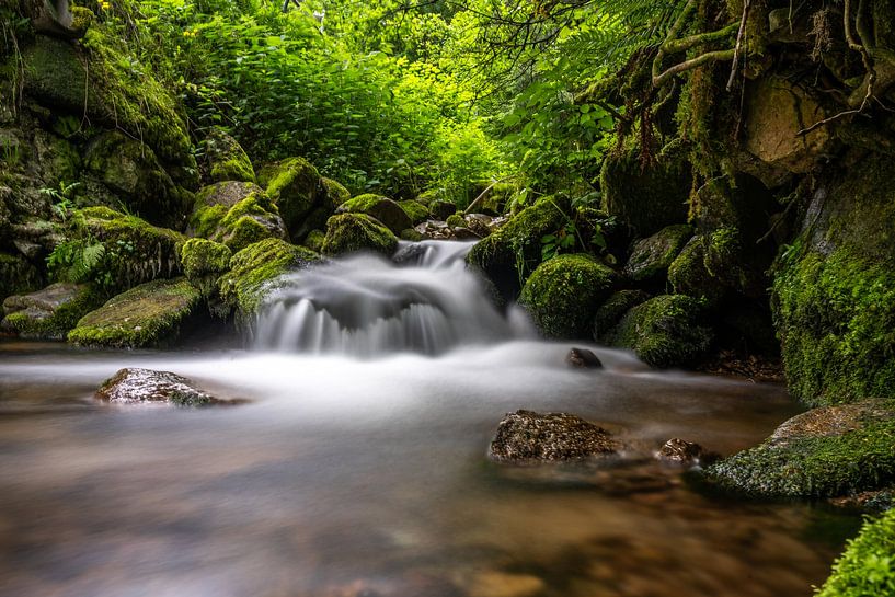 long exposure shot of a tiny waterfall in black forest, germany von shot.by alexander