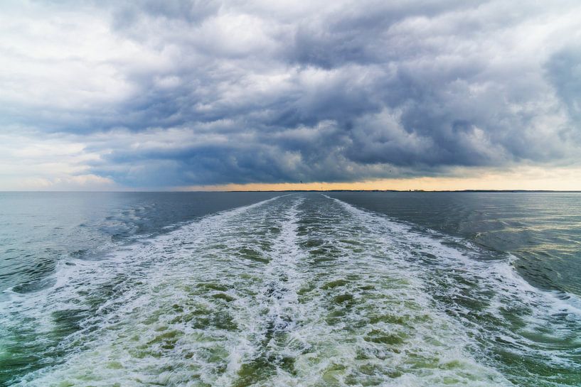 Dunkle Wolken über dem Wattenmeer. von Margreet van Beusichem