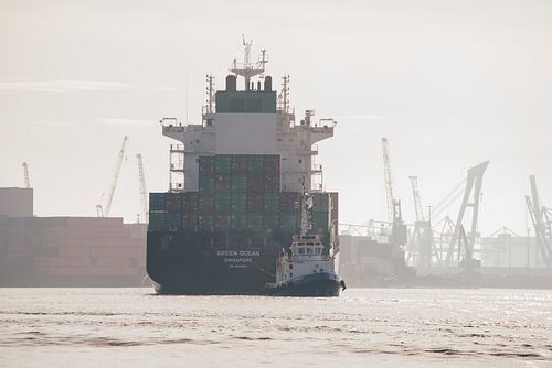 Sleepboot assisterend in de haven Rotterdam