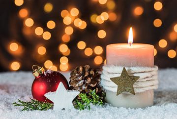 Feestelijke kerst- en adventskaarsversiering met ornamenten van Alex Winter