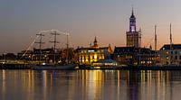 Kampen gedurende zonsondergang met de IJssel, grote zeilschepen en de kerktoren. van Daan Kloeg thumbnail