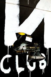 Schwarz-Weißer CLUB-Schriftzug mit Gesplitterter Vinyl – Urbane Fotokunst