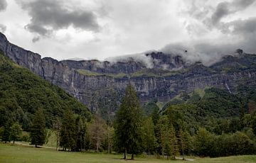 Cirque du Fer à Cheval, bewolkte lucht - Haute-Savoie - Frankrijk van Nicolas LEMAIRE