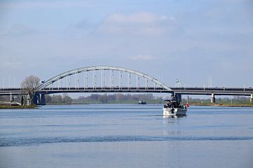Oude boogbrug Lekbrug bij Vianen en Nieuwegein over de rivier de Lek van Robin Verhoef