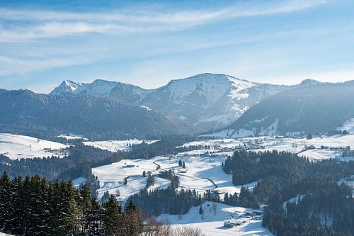 Winteruitzicht op Säntis en de Hochgrat op de Nagelfluh-keten