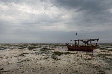 Verlaten vissersboot op het strand van OCEANVOLTA
