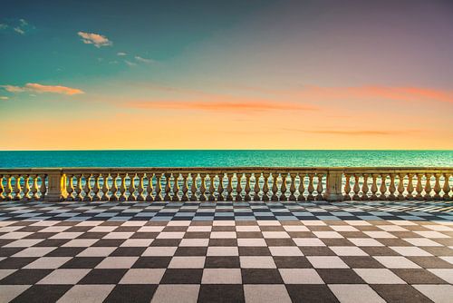 Mascagni-terras bij zonsondergang. Livorno, Toscane, Italië