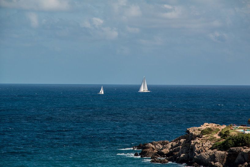 Segelschiffe vor Cala Llenya von Alexander Wolff